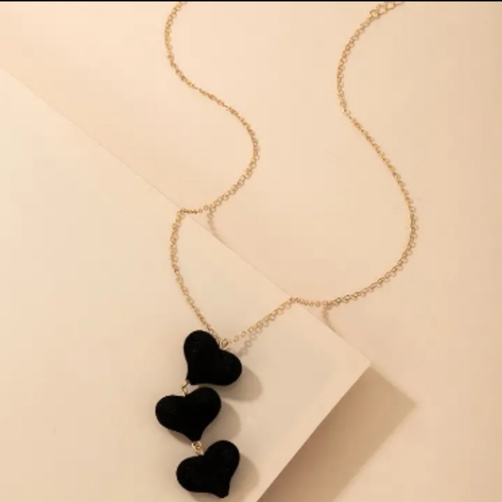Stunning black hearts necklace - Picture 2 of 5